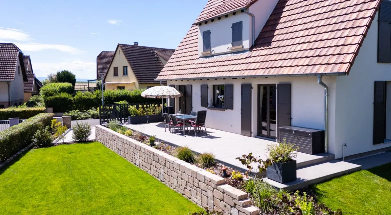 Jardin avec terrasse et mur de soutènement en bimuro