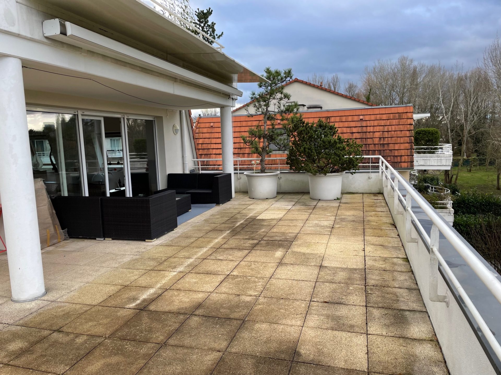 une terrasse extérieure sur un balcon