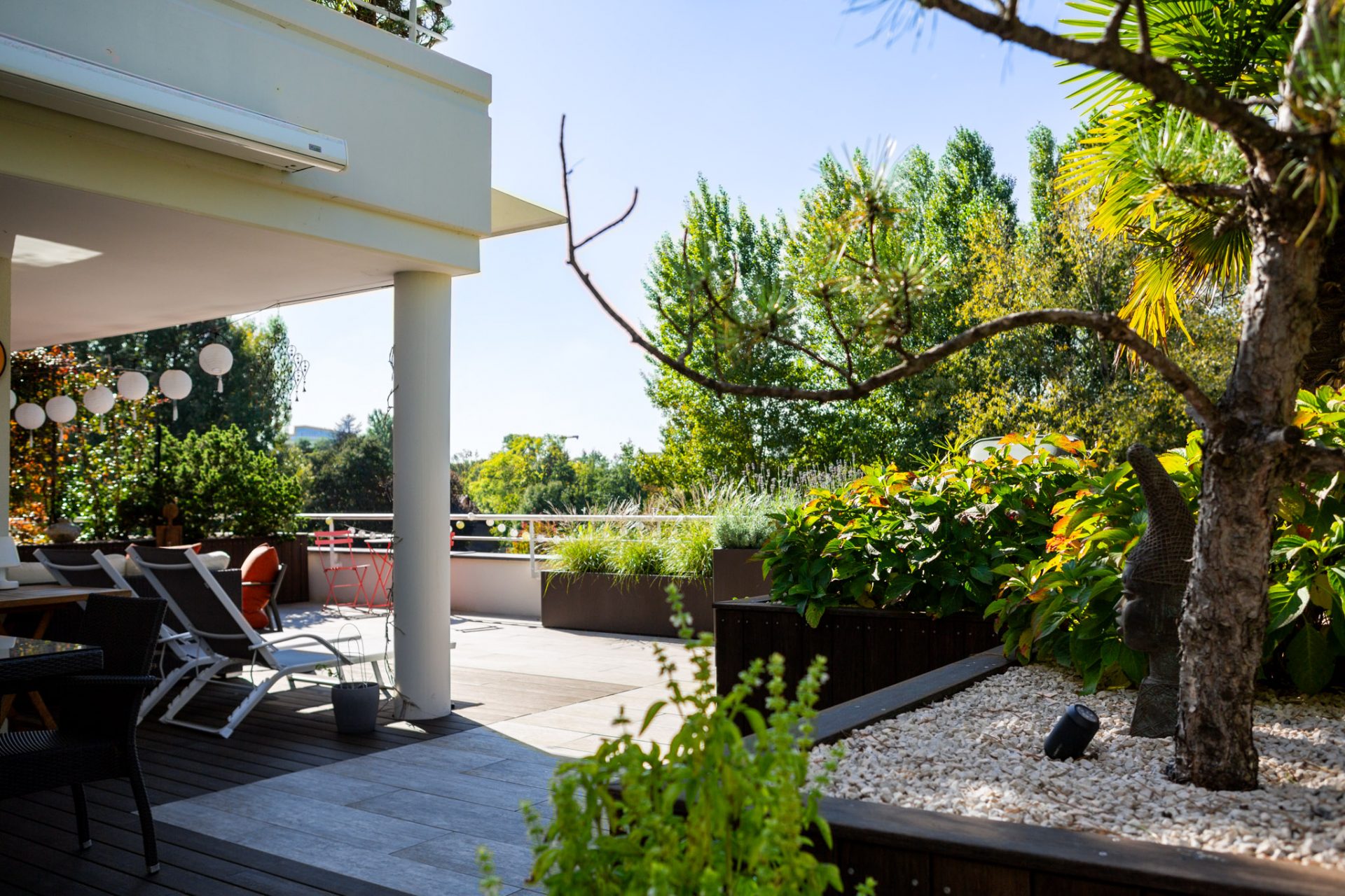 une terrasse en bois et céramique