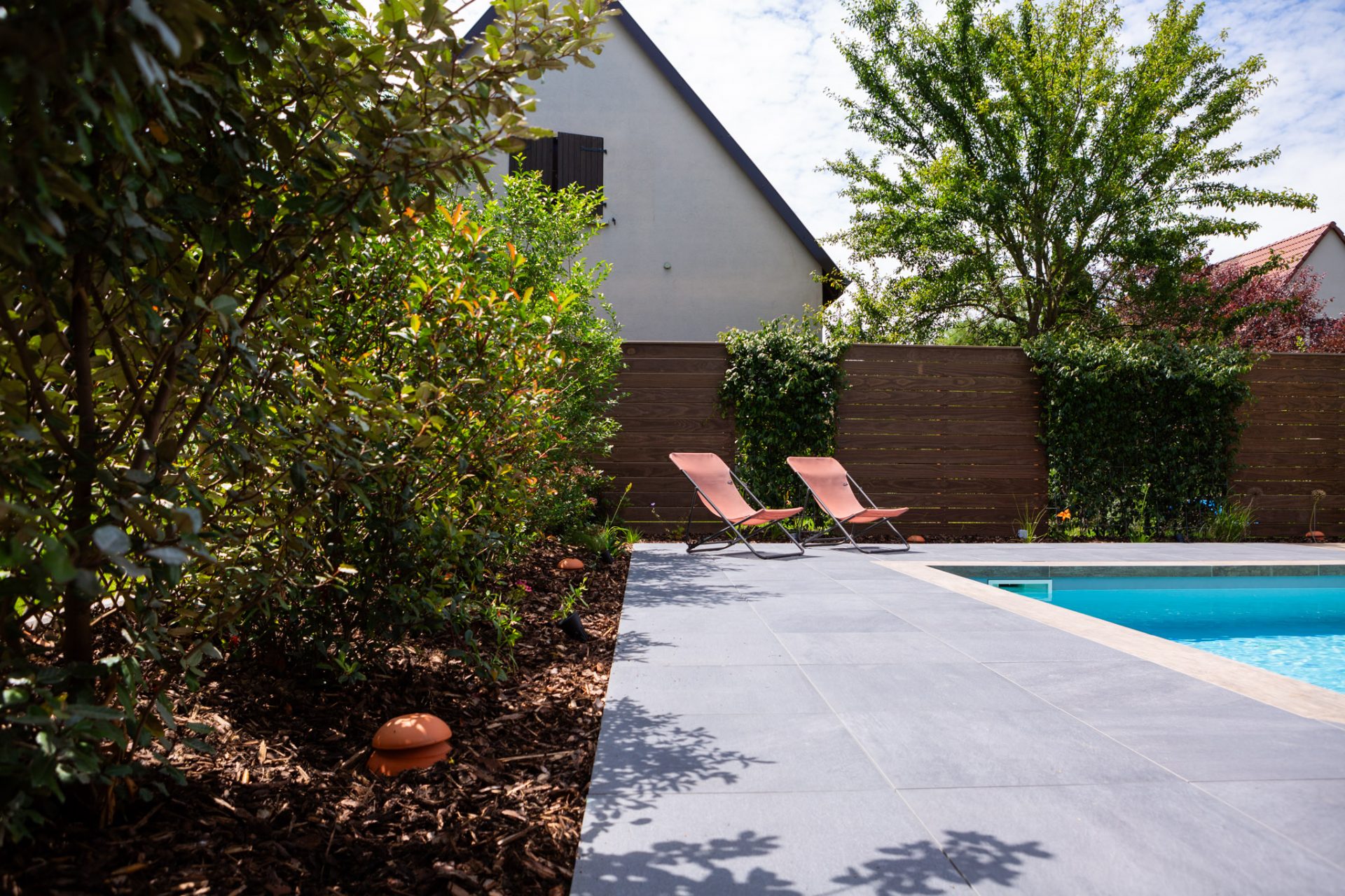 Comment réduire efficacement le bruit au jardin ?