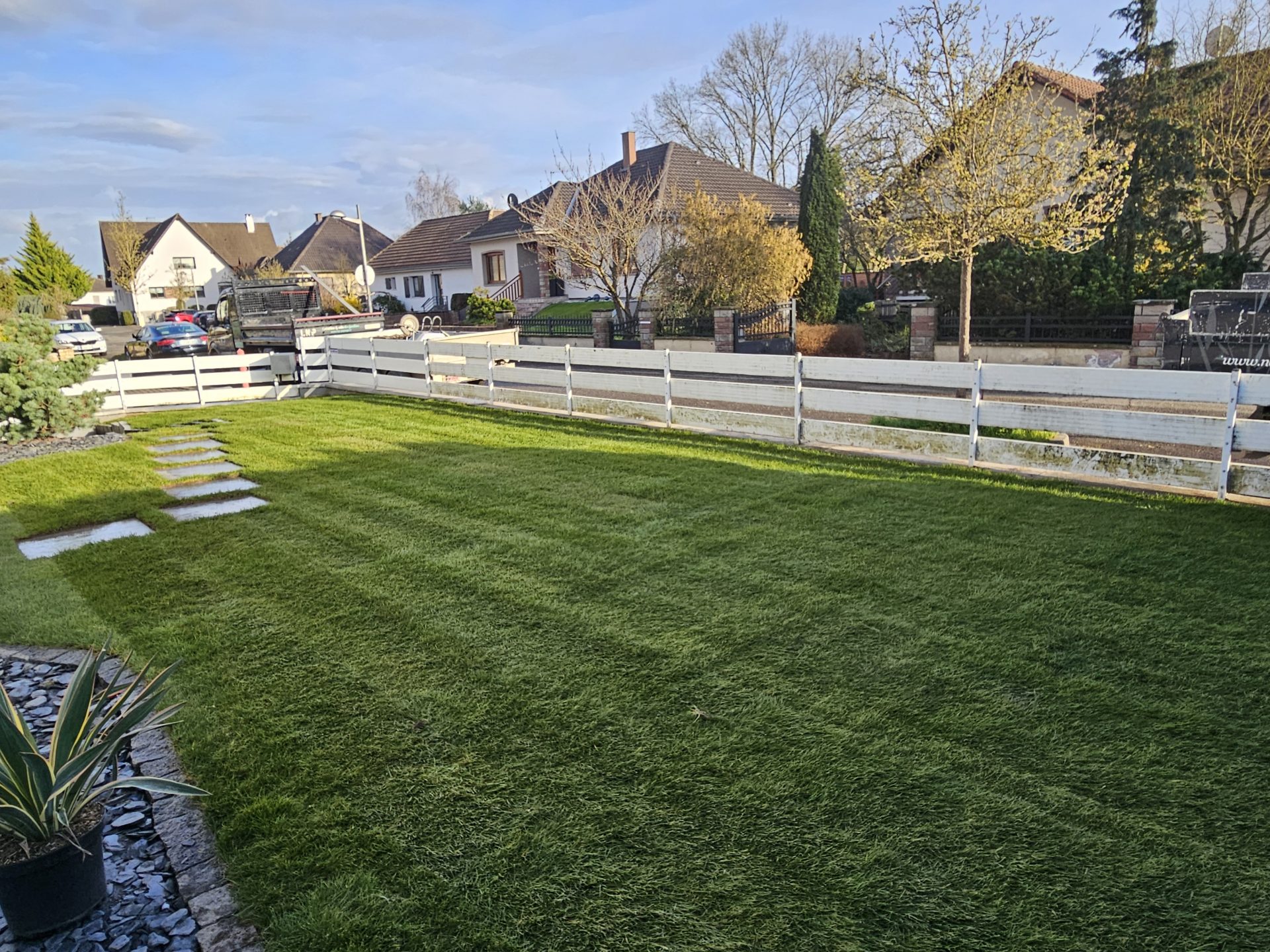 pose de rouleaux de gazon par un paysagiste en Alsace