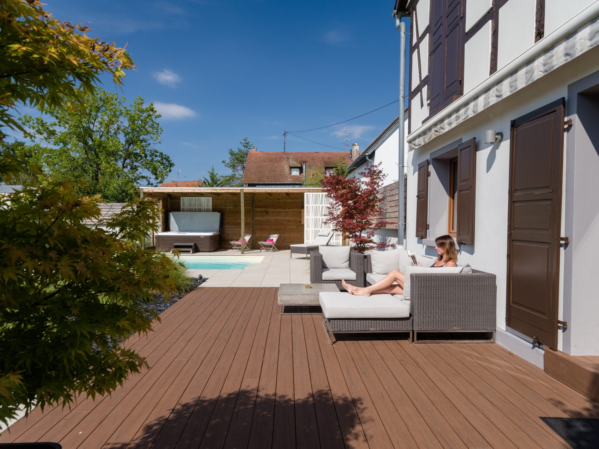 nettoyage d’une terrasse composite à l'eau savonneuse et brosse douce par LNP Paysage