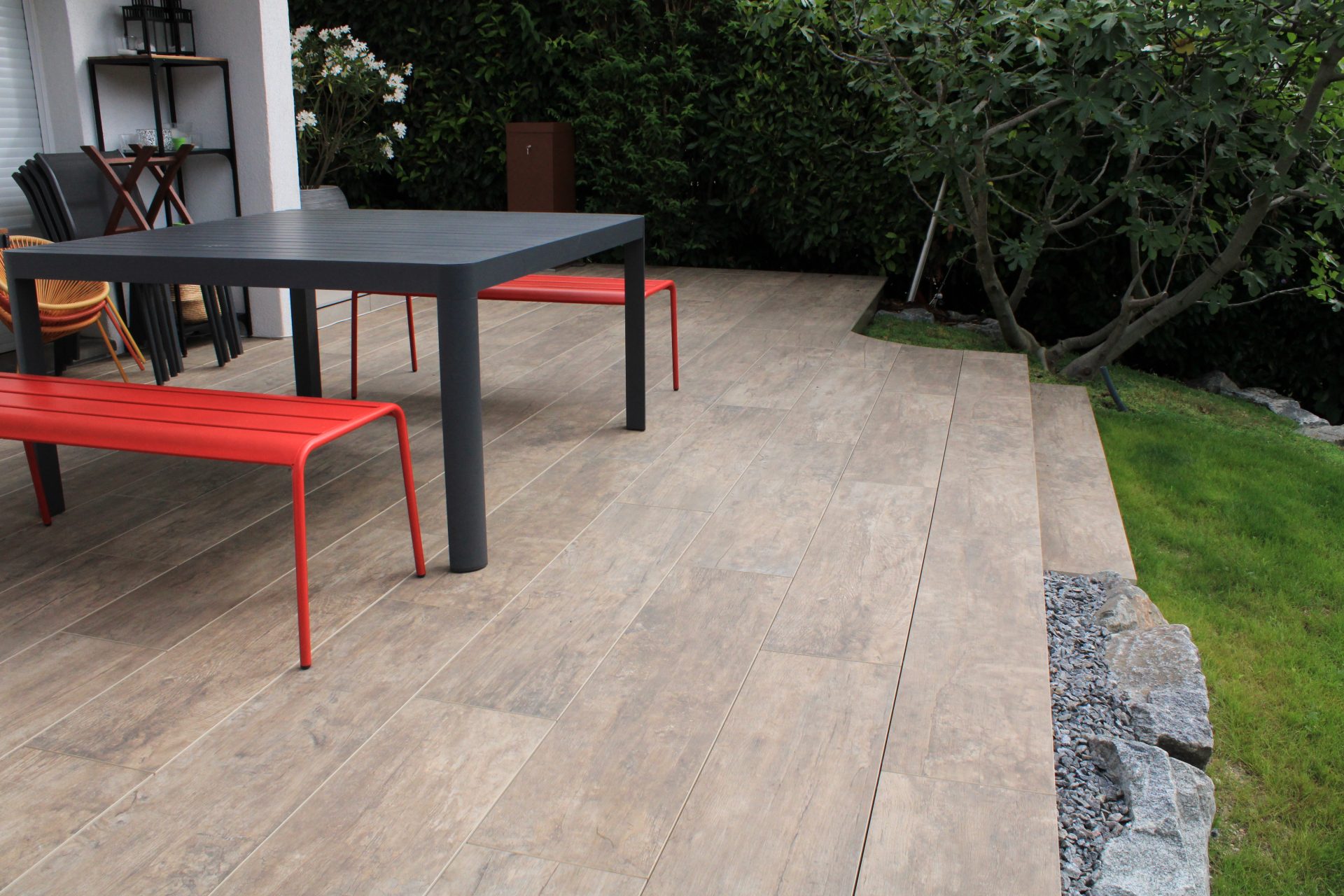 entretien des joints d’une terrasse en grès cérame avec un produit anti-mousse dans le Bas-Rhin