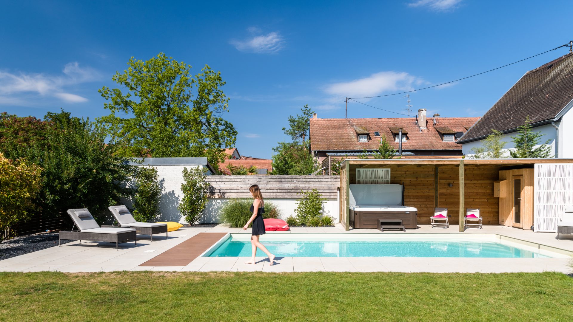 Piscine, spa et pool house en bois aménagés par LNP Paysage à Strasbourg