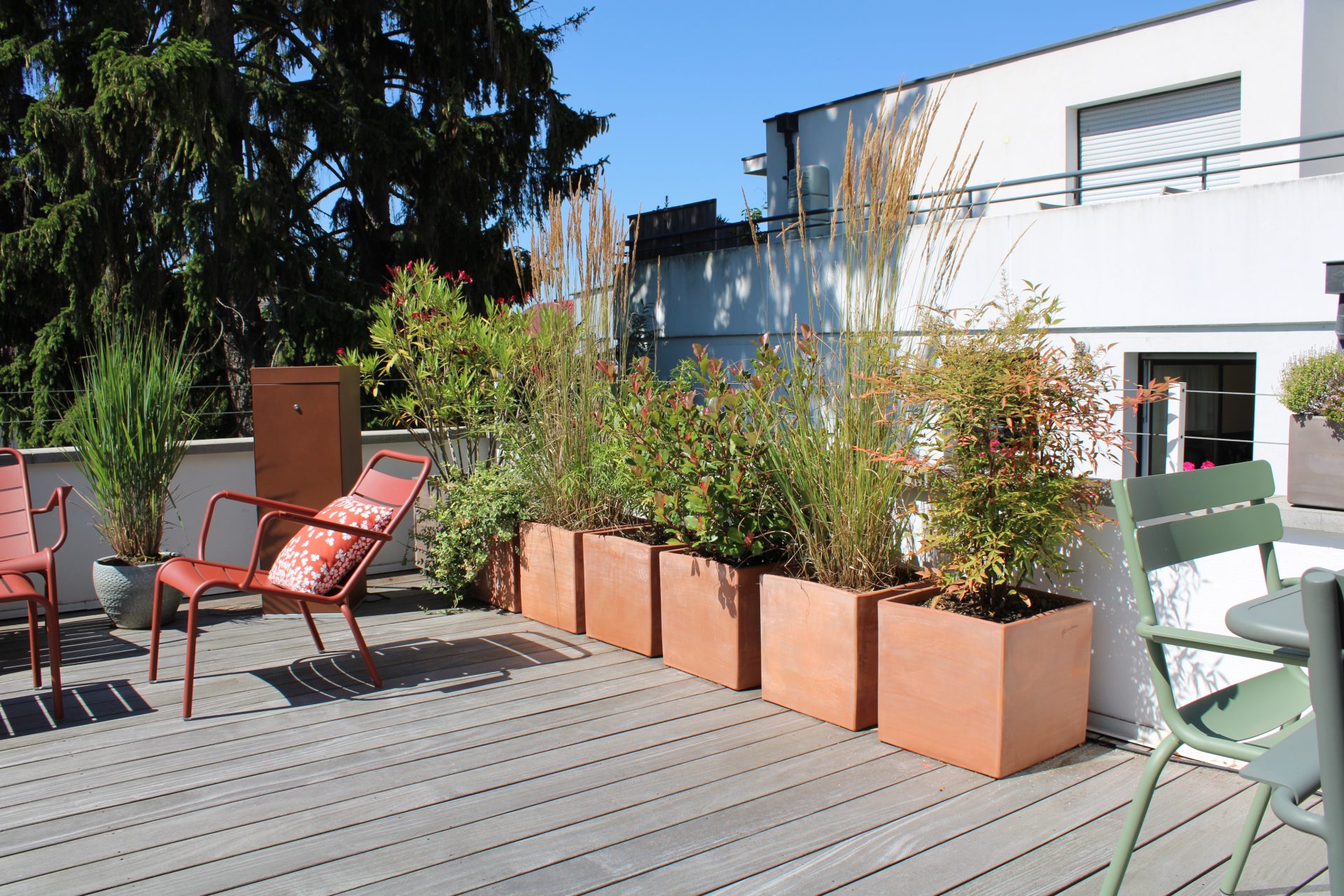 Terrasse aménagée avec bacs plantés et mobilier extérieur, réalisation LNP Paysage à Schiltigheim