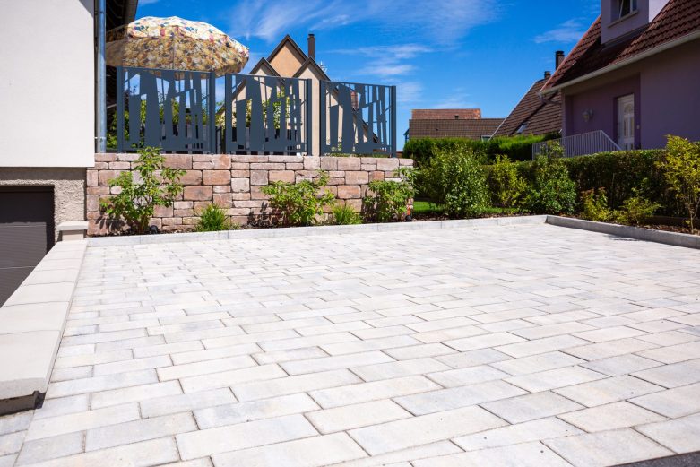 Aménagement de cour pavée et portail aluminium sur mesure par LNP Paysage à Obernai