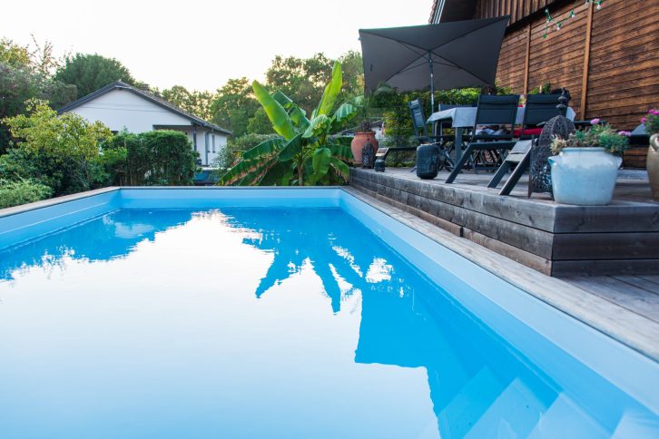 Piscine et terrasse bois aménagées dans un jardin exotique par LNP Paysage à Hoenheim