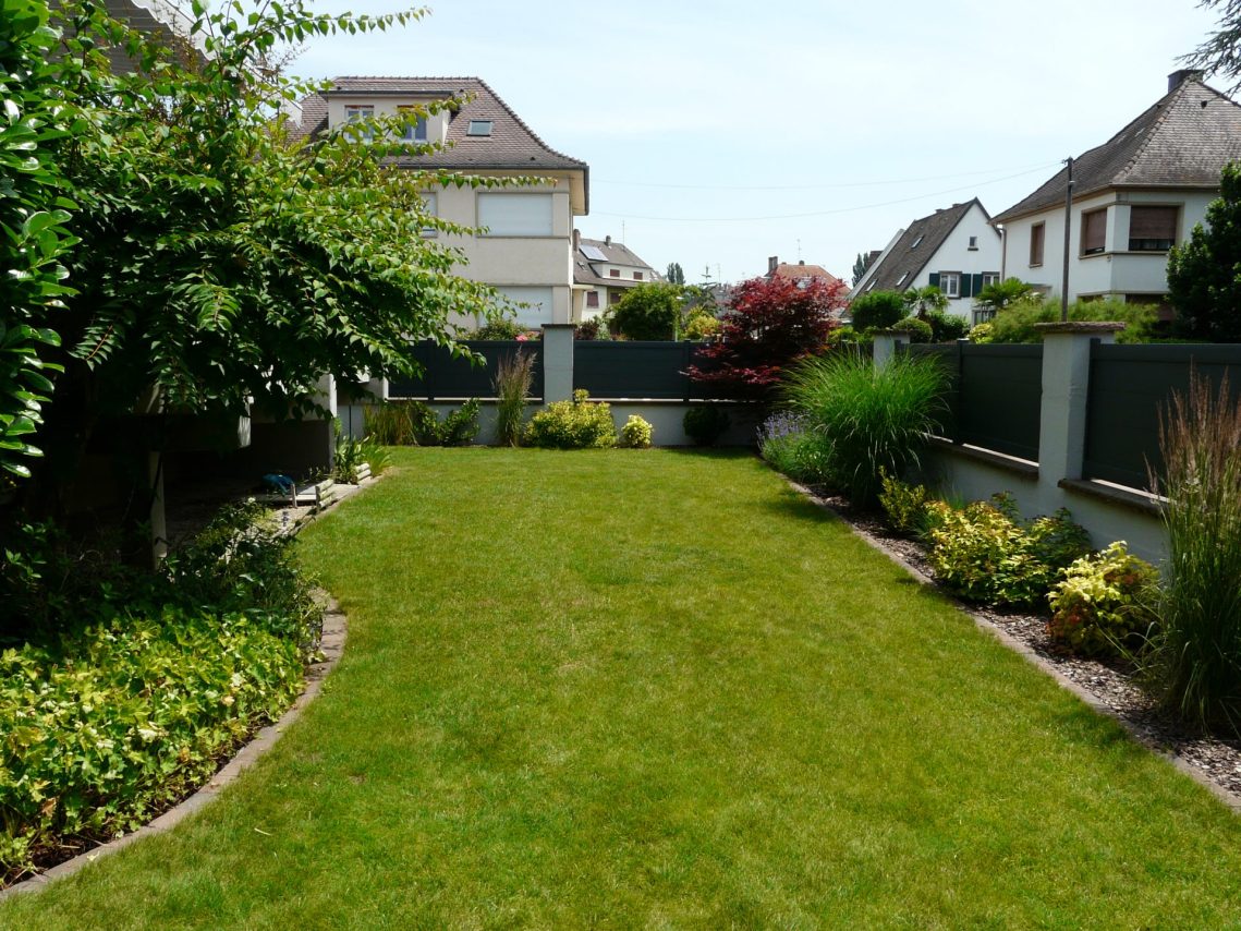Entretien de pelouse et aménagement de clôture dans un jardin résidentiel à Souffelweyersheim par LNP Paysage
