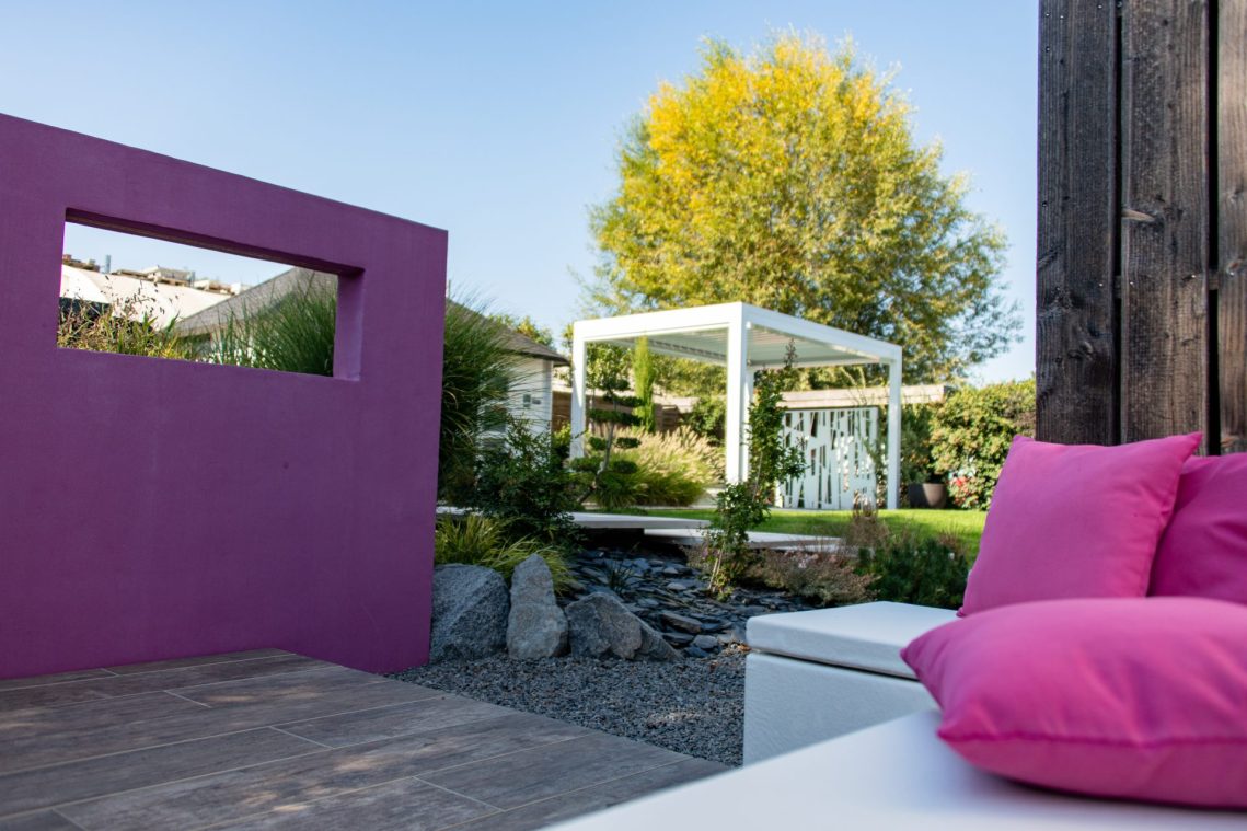 Pergola bioclimatique et terrasse design dans le jardin d’exposition de LNP Paysage à Marlenheim